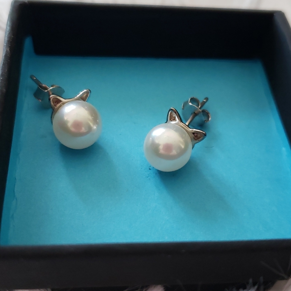 💕2 for $6 Cat faux pearl earrings